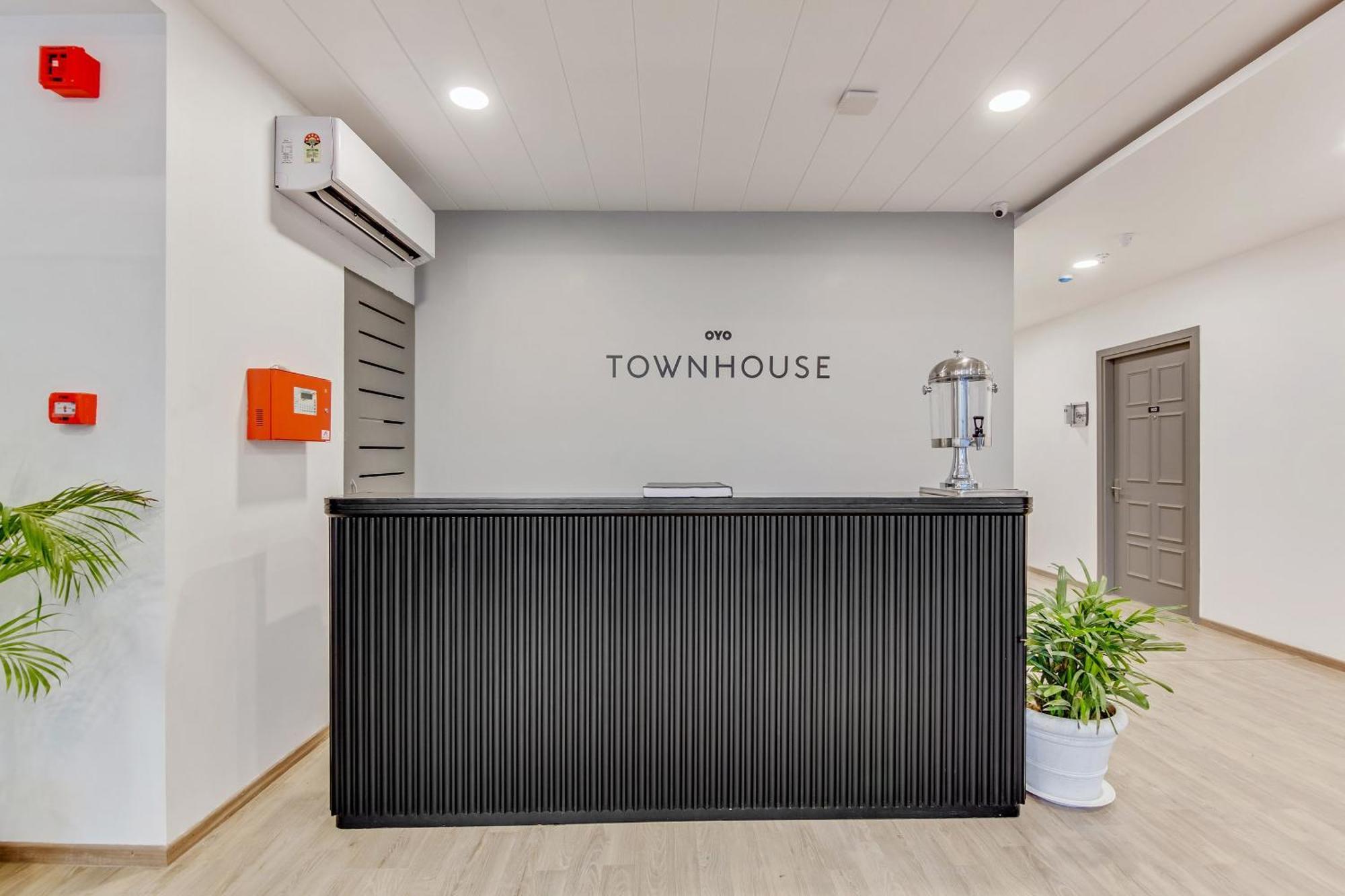 Townhouse Sector 49 Near Logix City Centre Noida Exterior foto